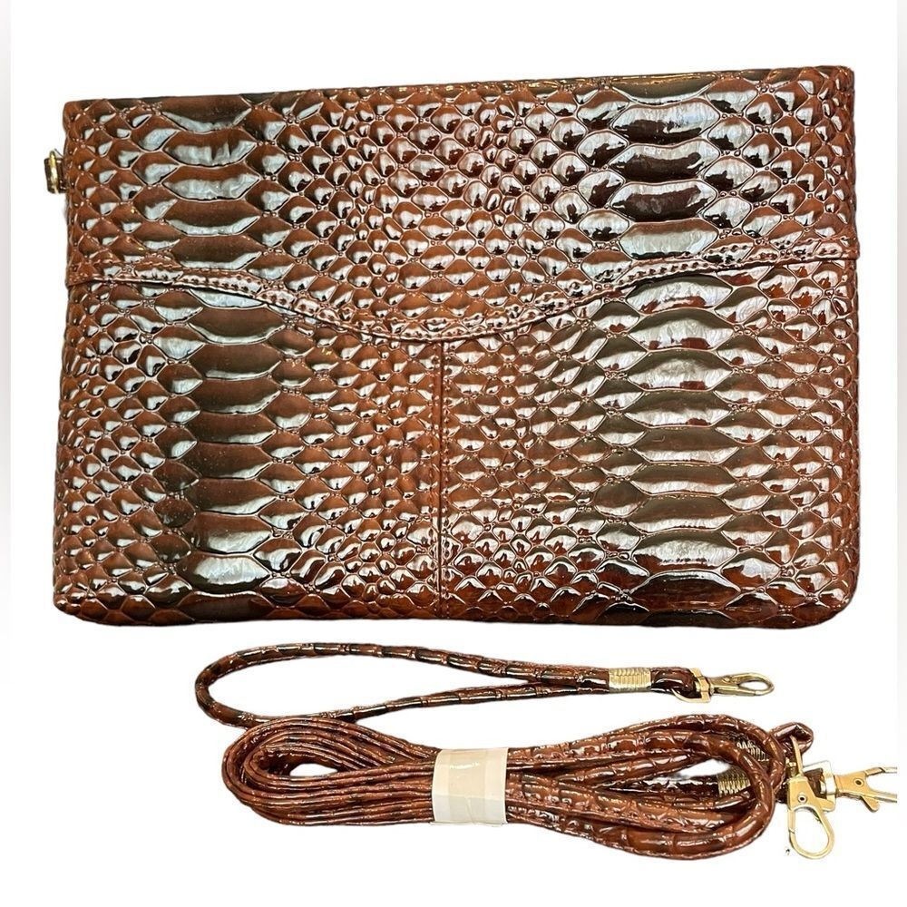 FAUX SNAKESKIN CLUTCH CROSSBODY IN BROWN‎